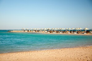 Plage privée, chaises longues, parasols, plongée sous-marine