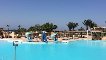 2 piscinas al aire libre, sombrillas, sillones reclinables de piscina