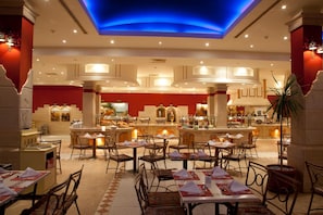 Se sirven desayunos, comidas, cenas y cocina italiana