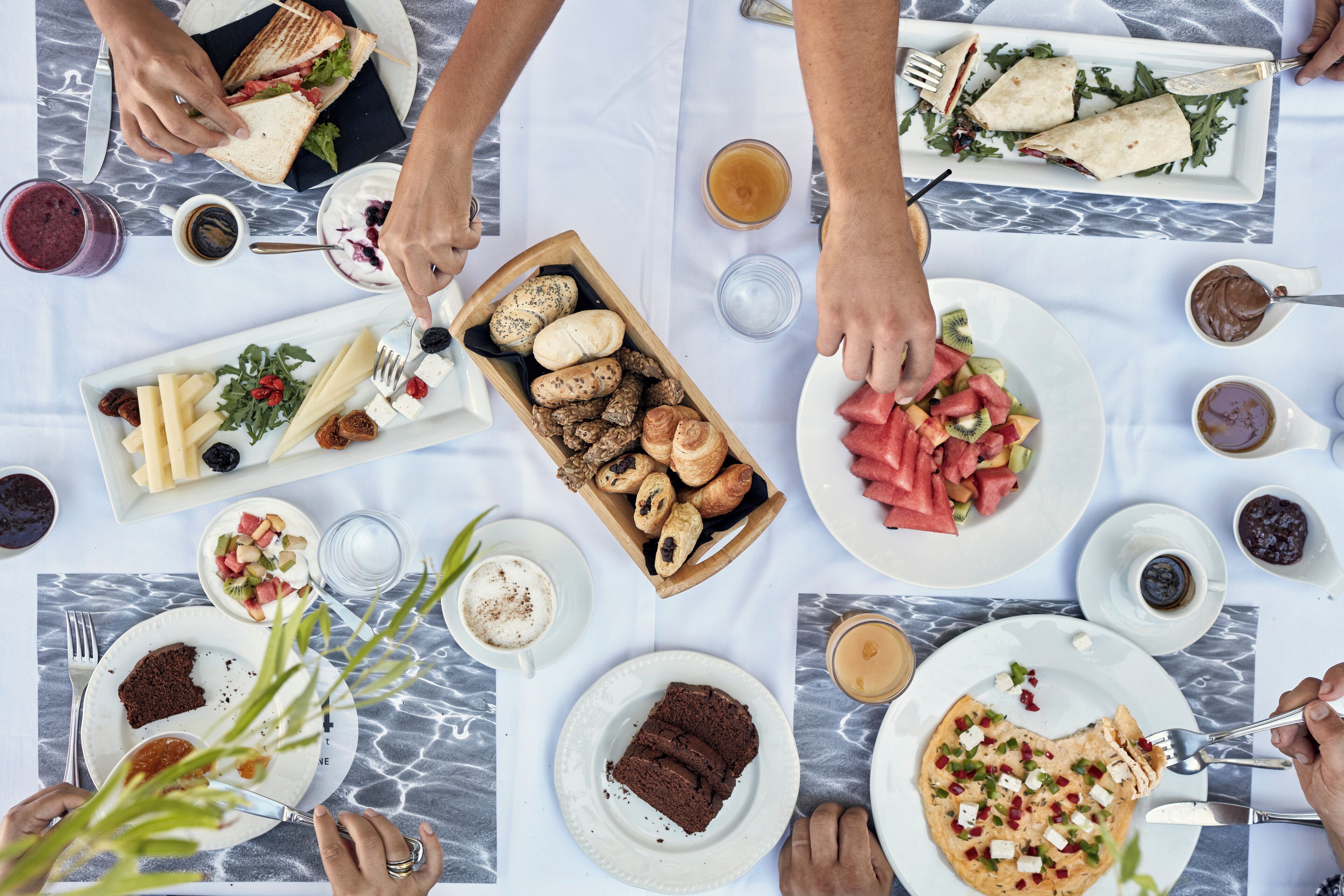 Mesa com diversos alimentos e utensílios, sugerindo um espaço para refeições.