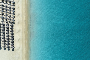Ubicación cercana a la playa y servicio de transporte a la playa