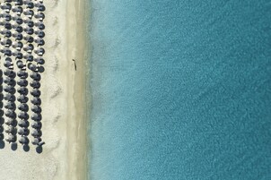 Ubicación cercana a la playa y servicio de transporte a la playa