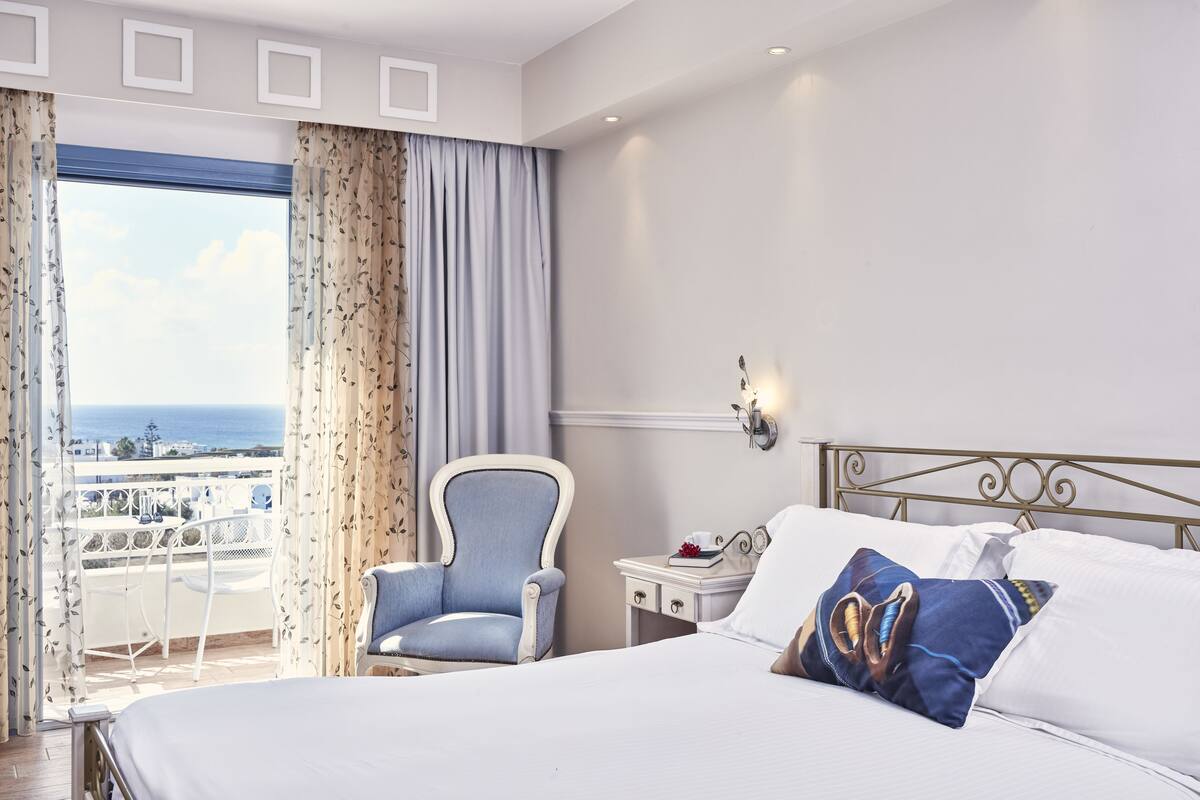 standard room, sea facing (ariadni) | egyptian cotton sheets, premium bedding, pillow-top beds, minibar