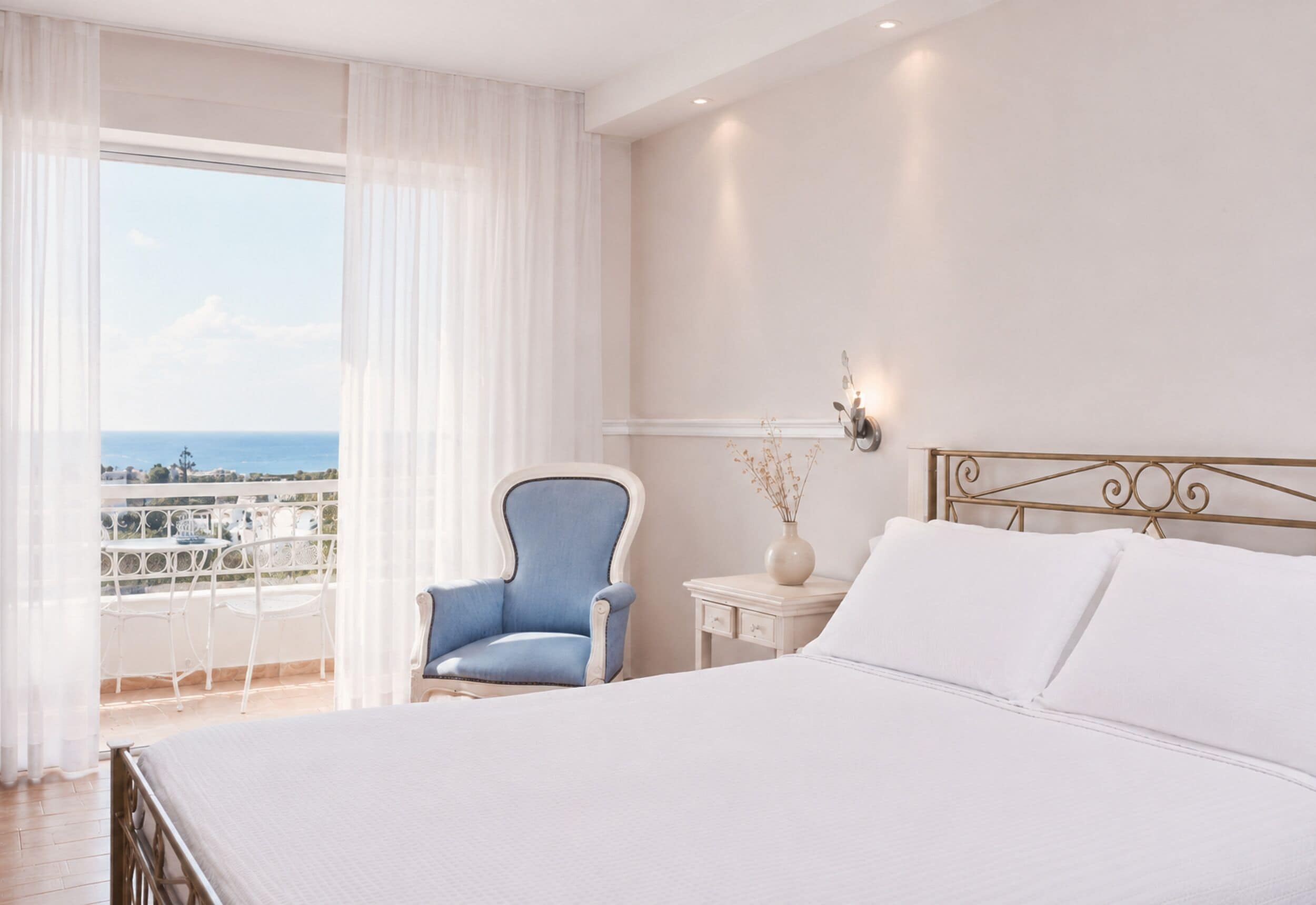 Egyptian cotton sheets, premium bedding, pillow-top beds, minibar