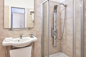 Designer-Toilettenartikel, Haartrockner, Bademäntel, Hausschuhe