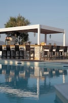 Bar junto a la piscina