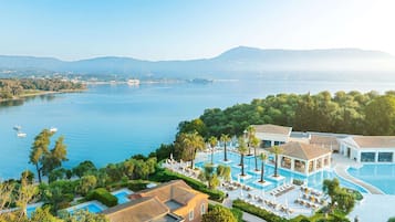 Piscina all'aperto, ombrelloni da piscina, lettini