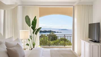 Deluxe Bungalow Side Sea View | Premium bedding, minibar, in-room safe, individually furnished
