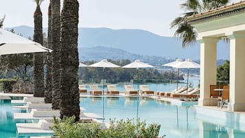 Piscine extérieure, parasols de plage, chaises longues