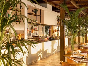 2 restaurants servant le déjeuner et le dîner