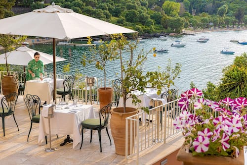 2 restaurants; lunch and dinner served