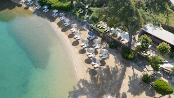 Playa privada, sillas reclinables de playa, sombrillas, toallas de playa