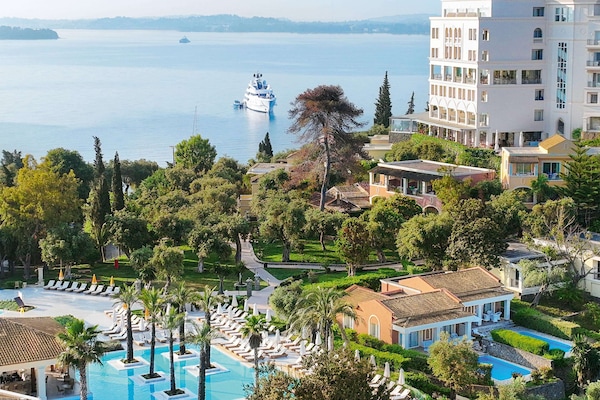Piscine extérieure, parasols de plage, chaises longues