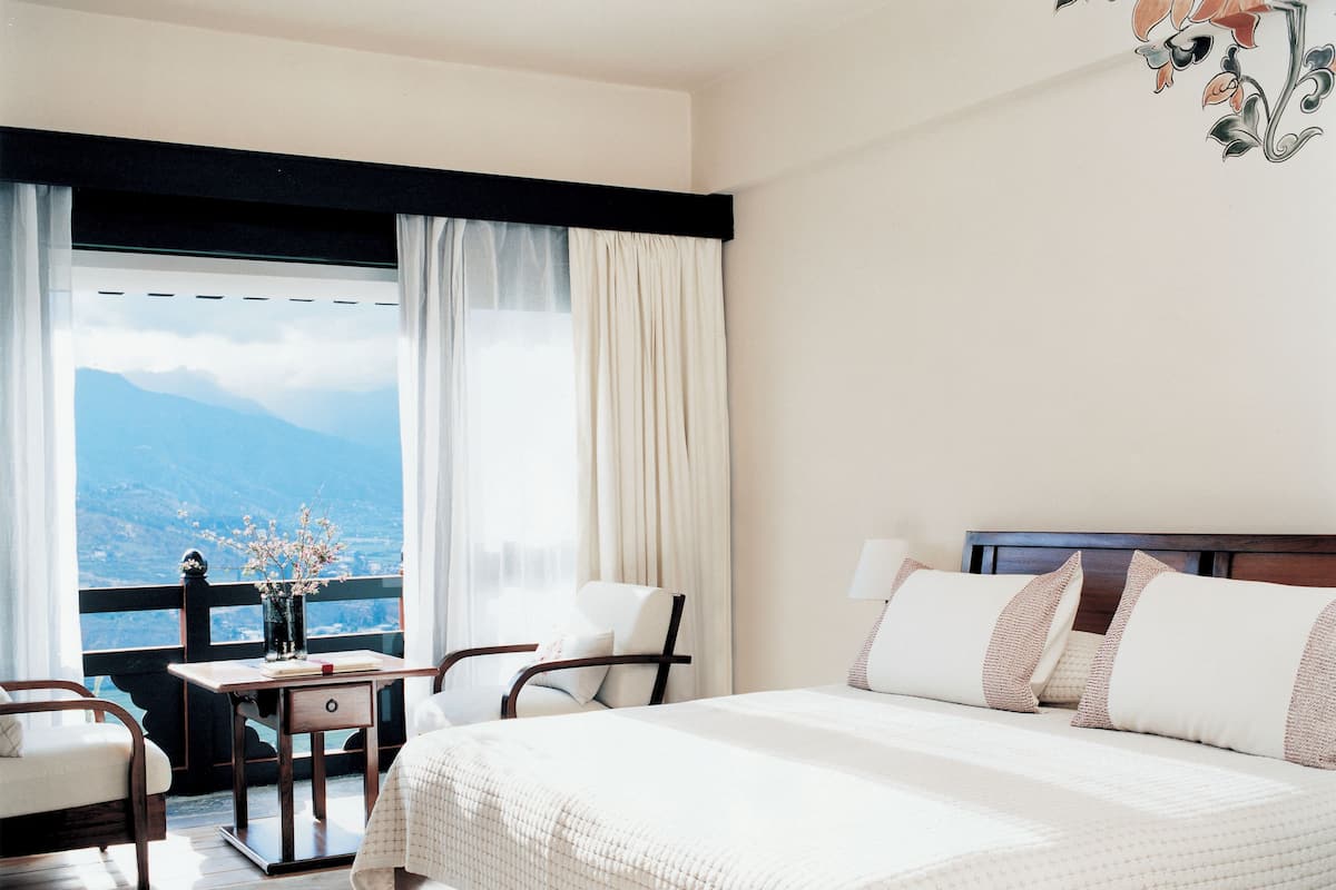 Room (Valley) | Hypo-allergenic bedding, minibar, in-room safe, laptop workspace