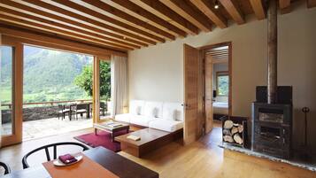 Hypo-allergenic bedding, minibar, in-room safe, laptop workspace