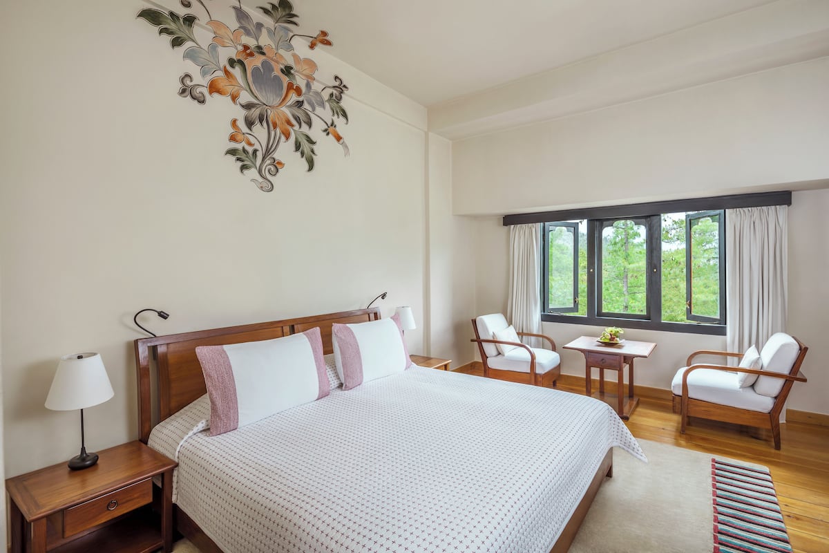 Room (Forest) | Hypo-allergenic bedding, minibar, in-room safe, laptop workspace