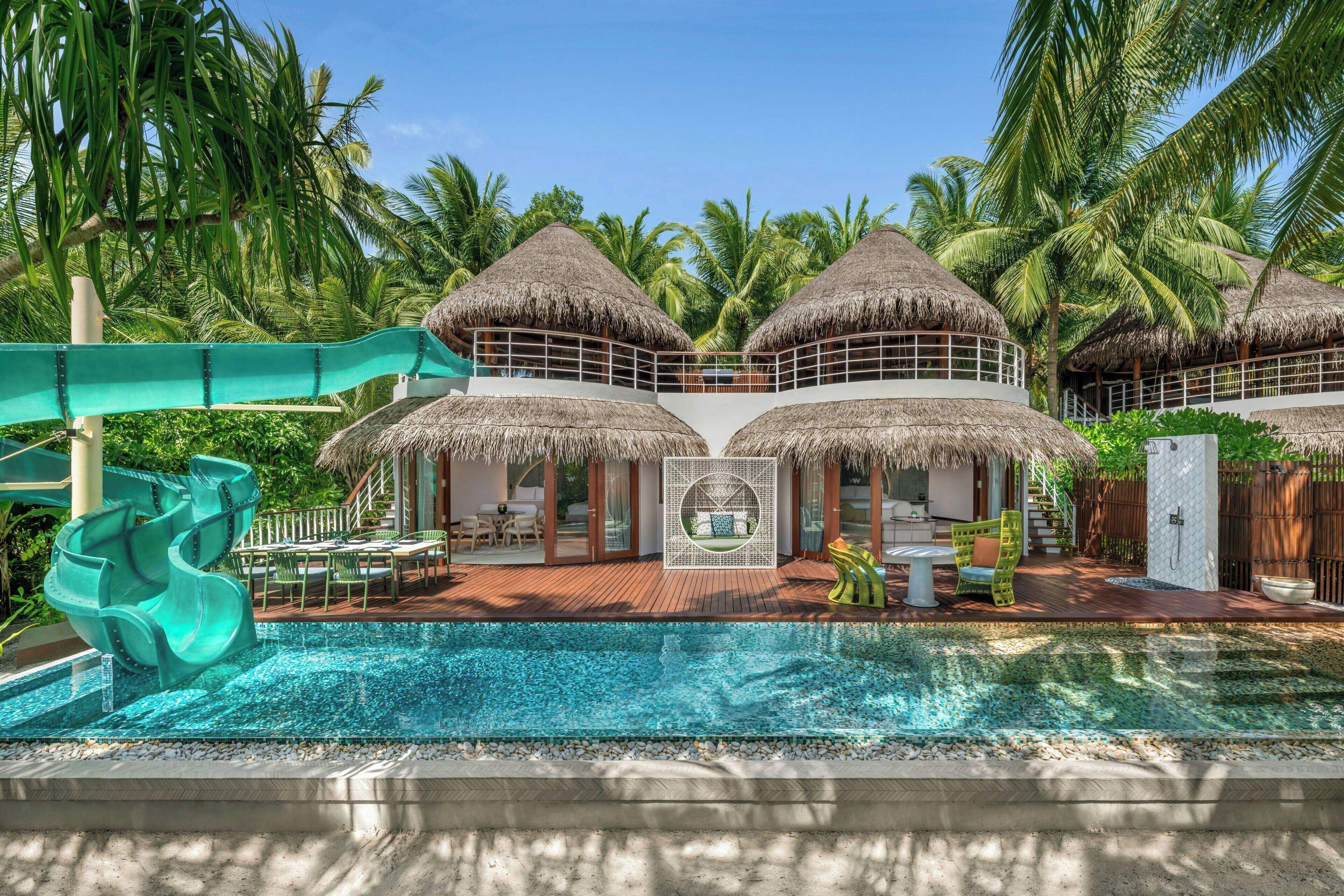 Playa privada, arena blanca, sillas reclinables de playa, sombrillas