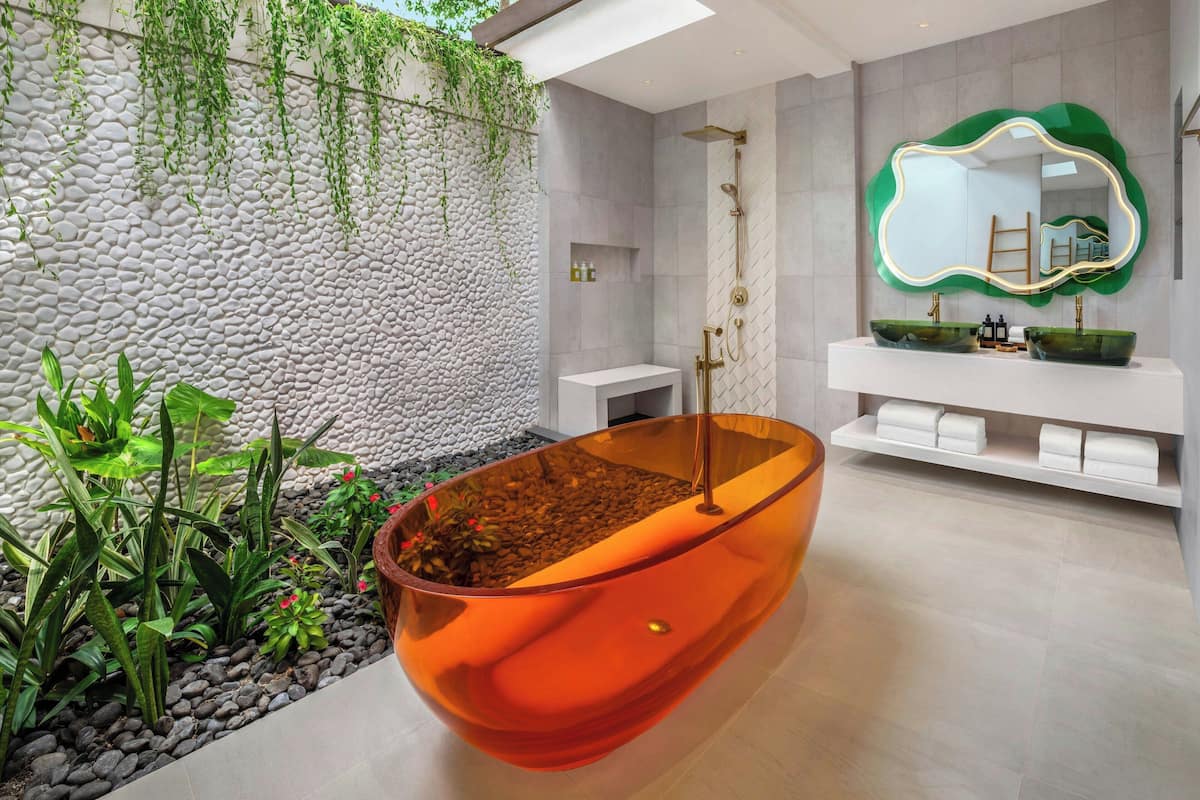 separate bathtub and shower, rainfall showerhead, free toiletries