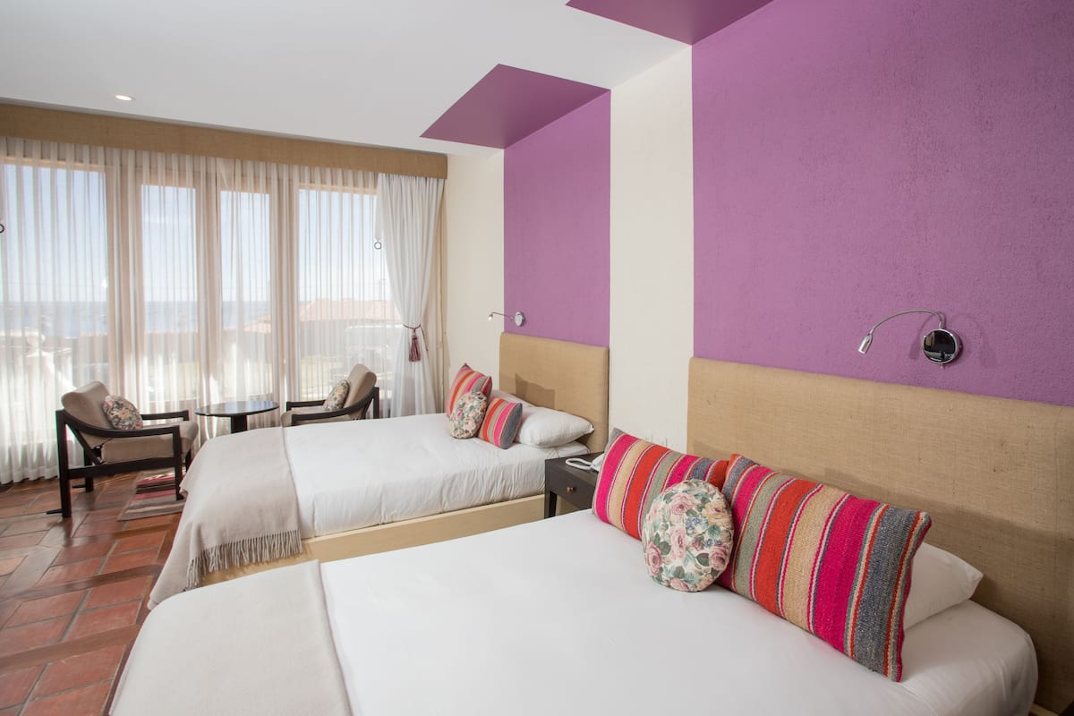Habitación Dos Camas Queen | In-room safe, desk, laptop workspace, blackout drapes