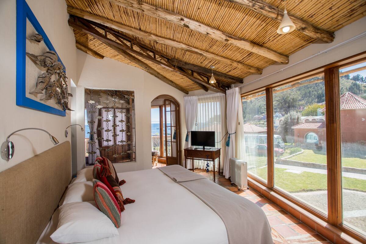 exclusive room, 1 king bed | in-room safe, individually decorated, desk, laptop workspace