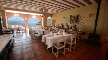 Lunch and dinner served, Regional cuisine