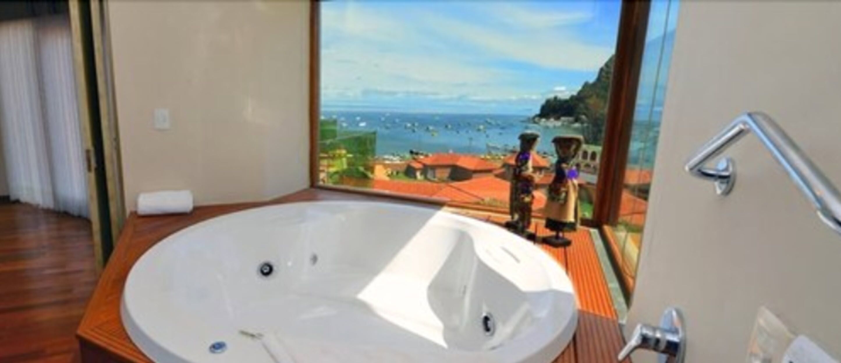 deluxe suite, 2 bedrooms, jetted tub | jetted bathtub