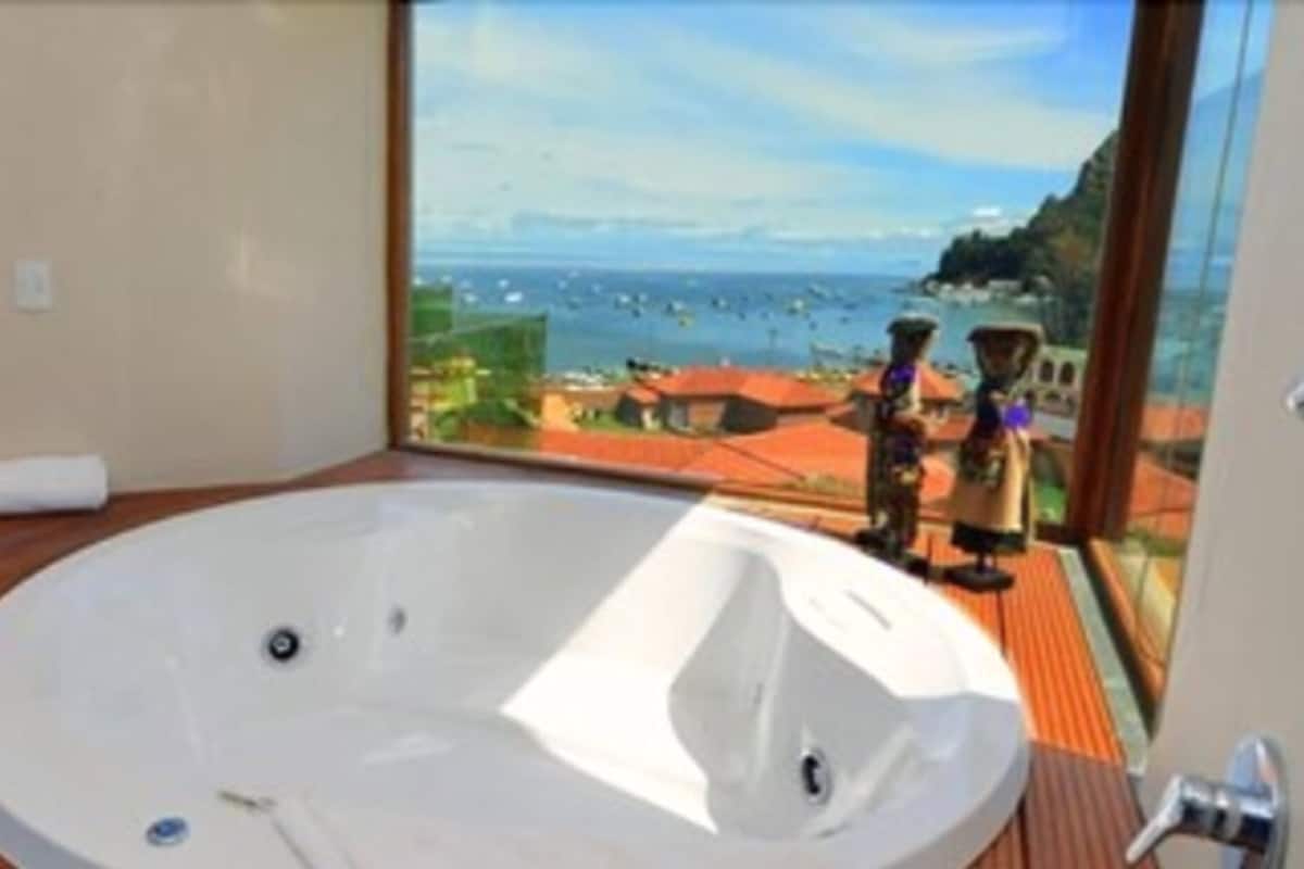 deluxe suite, 2 bedrooms, jetted tub | jetted bathtub