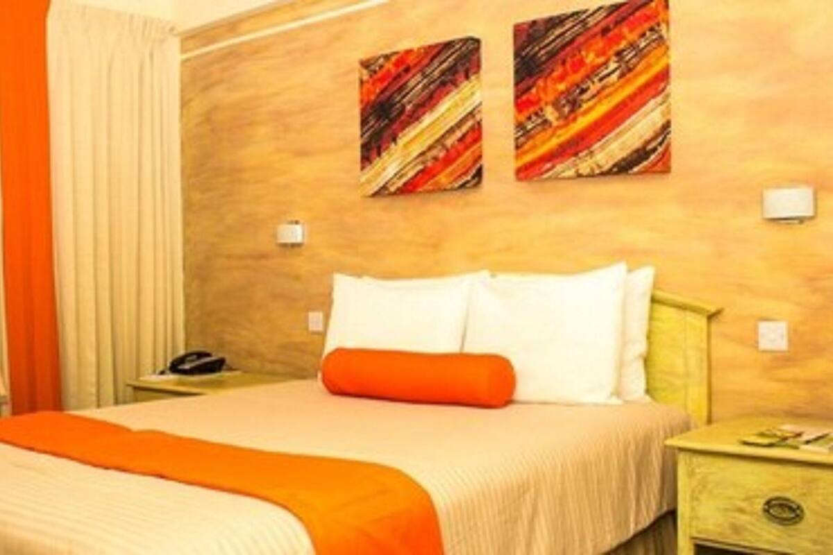 Standard Room, 1 Bedroom, Ground Floor | Peti besi dalam bilik, meja, seterika/papan seterika, Wi-fi percuma