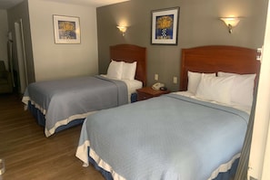 Escritorio, espacio para trabajar con un portátil, cortinas opacas