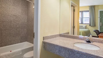 Ducha y bañera combinadas y artículos de higiene personal gratuitos