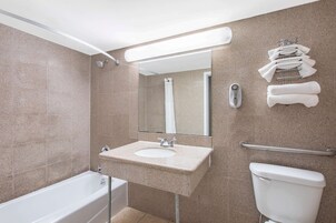 Ducha y bañera combinadas y artículos de higiene personal gratuitos