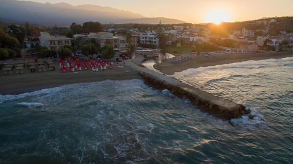 Plage privée à proximité, chaises longues, parasols, serviettes de plage