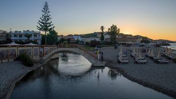 Praia particular nas proximidades, espreguiçadeiras, guarda-sóis