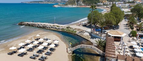 Playa privada en los alrededores, camastros y sombrillas