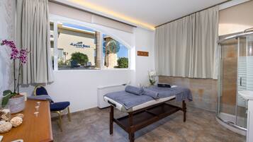 Sauna, body treatments, deep-tissue massages, facials, 2 treatment rooms