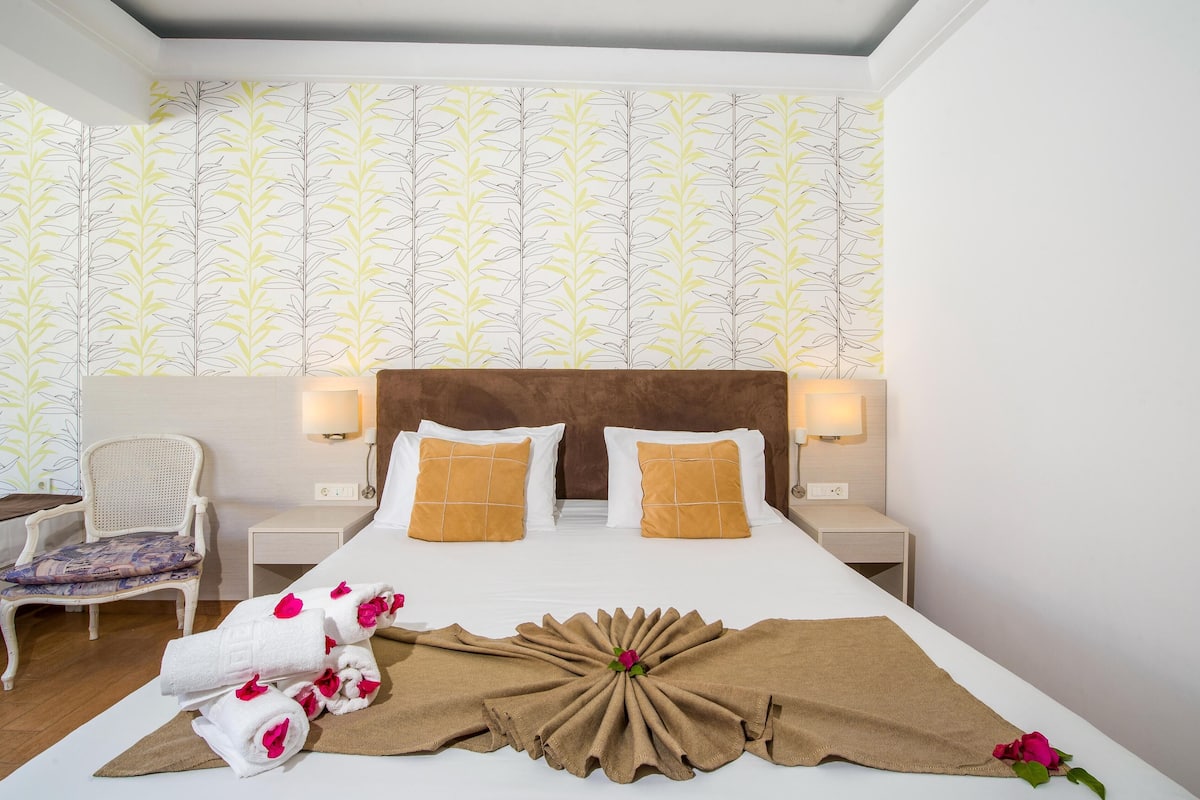 In-room safe, soundproofing, WiFi (free), individually decorated