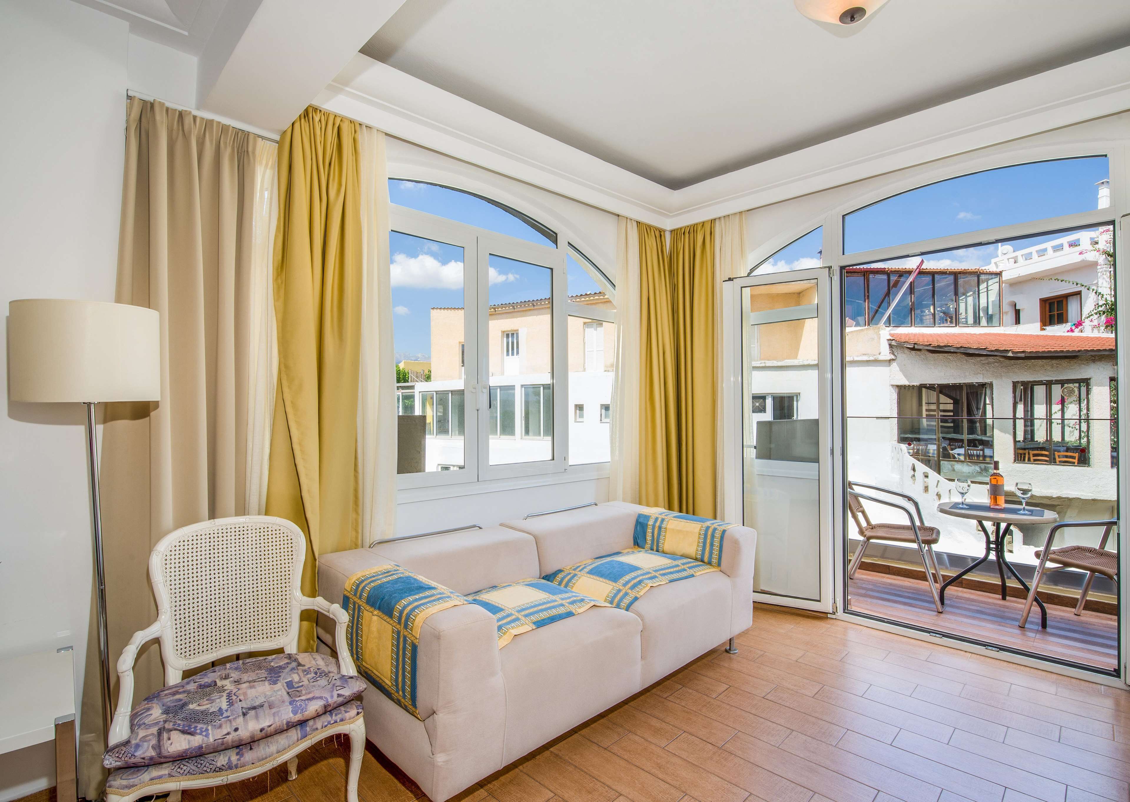 standard room, partial sea view | in-room safe, individually decorated, soundproofing, free wifi