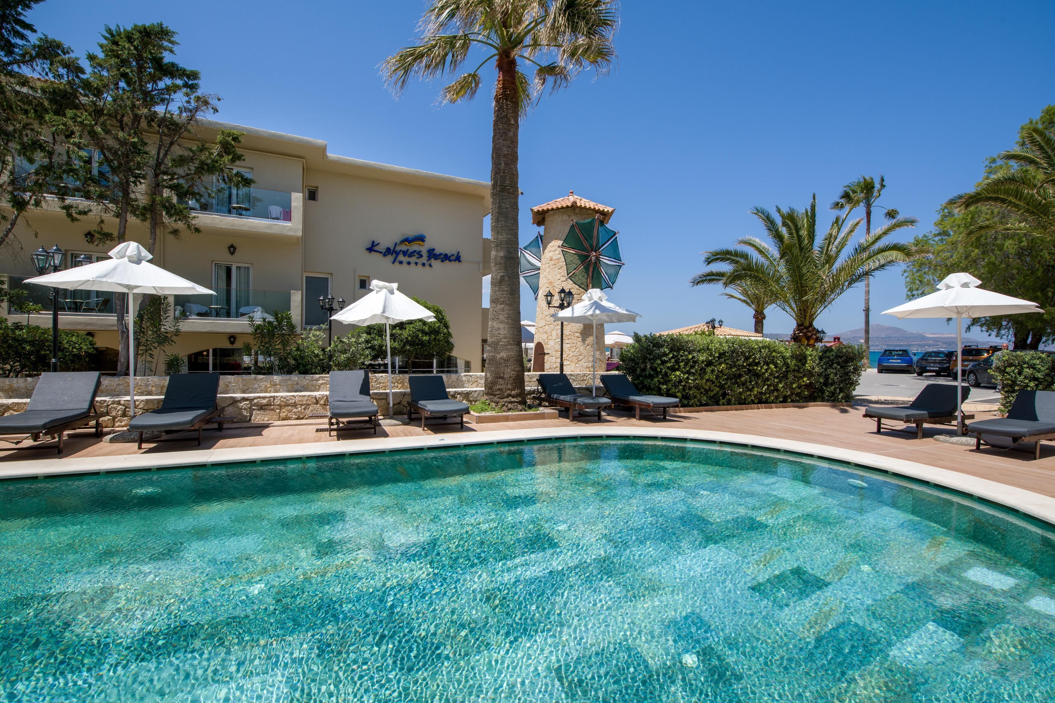 室內游泳池和季節性室外游泳池，提供泳池遮陽傘和日光浴躺椅