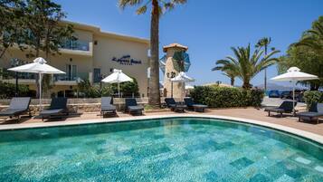 Alberca techada y alberca al aire libre por temporada