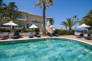 Indoor pool, seasonal outdoor pool, pool umbrellas, sun loungers - Hotel Kalyves Beach (Apokoronas)