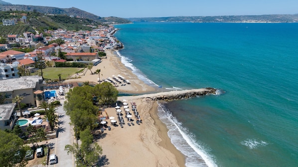 Plage privée à proximité, chaises longues, parasols, serviettes de plage