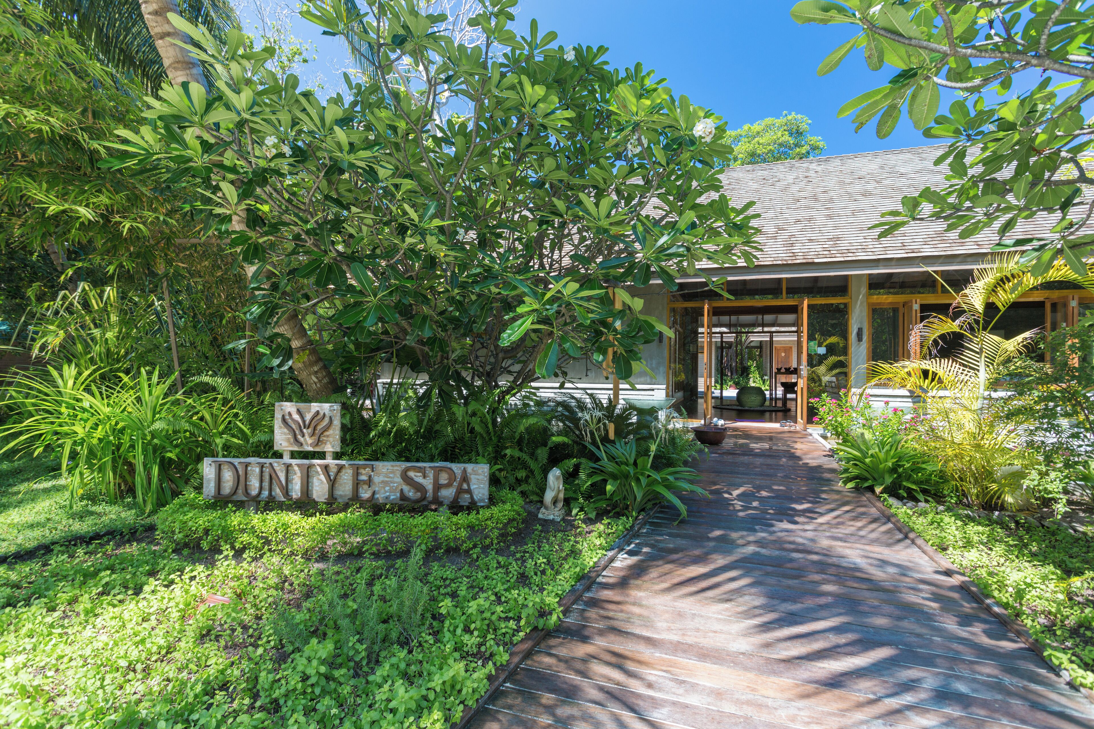 Couples treatment rooms, hot tub, body treatments, aromatherapy