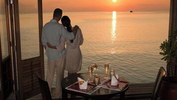 6 restaurants, breakfast, lunch, dinner served; Asian cuisine