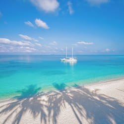 Trên bãi biển, cát trắng, khăn tắm biển, lặn có bình dưỡng khí
