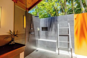 Villa, junto a la playa | Baño | Amenidades de baño gratuitas, secadora de cabello, pantuflas, toallas 