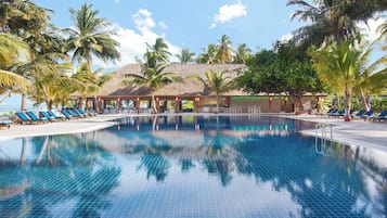 2 kolam renang terbuka, payung kolam, kerusi lepak pantai