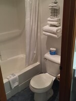Bañera con ducha, artículos de tocador gratuitos, secador de pelo