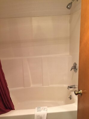 Combined shower/bathtub, free toiletries, hair dryer, towels - Sunshine Motel (Fife)