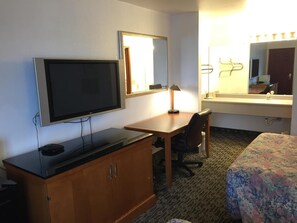 Escritorio, tabla de planchar con plancha, wifi gratis y ropa de cama