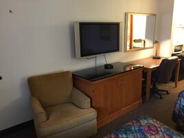 Escritorio, tabla de planchar con plancha, wifi gratis y ropa de cama